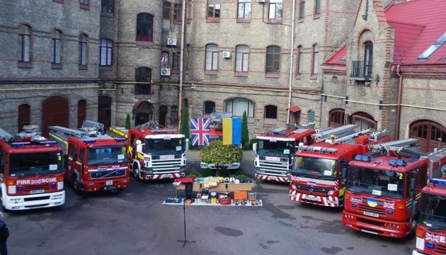 Українські рятувальники отримали 9 пожежних автомобілів від Британії