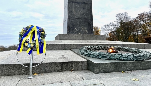Zelensky honors soldiers who died during liberation of Ukraine from Nazi invaders