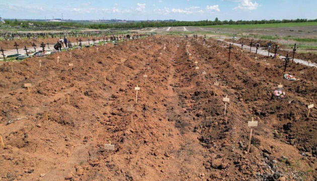 У захопленому Маріуполі зростає кількість могил - більшість із них безіменні