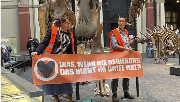 У берлінському музеї кліматичні активістки приклеїли себе до скелету динозавра