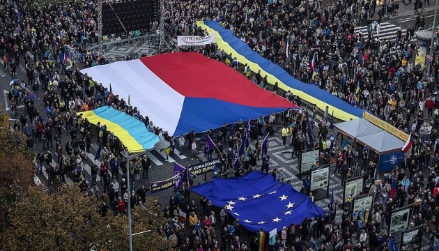 Десятки тисяч людей зібралися в центрі Праги на підтримку України