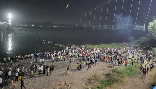 Кількість загиблих на мосту в Індії зросла до 132