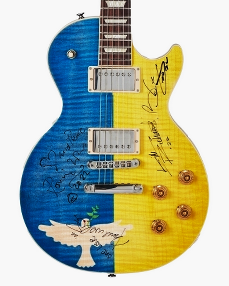 Жовто-блакитний інструмент, з автографами гітаристів Брайана Мея, Кіта Річардса та Ронні Вуда