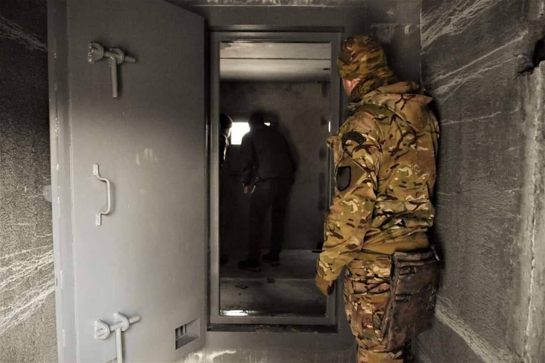 Militares ucranianos construyen fortificaciones para la defensa de Kyiv