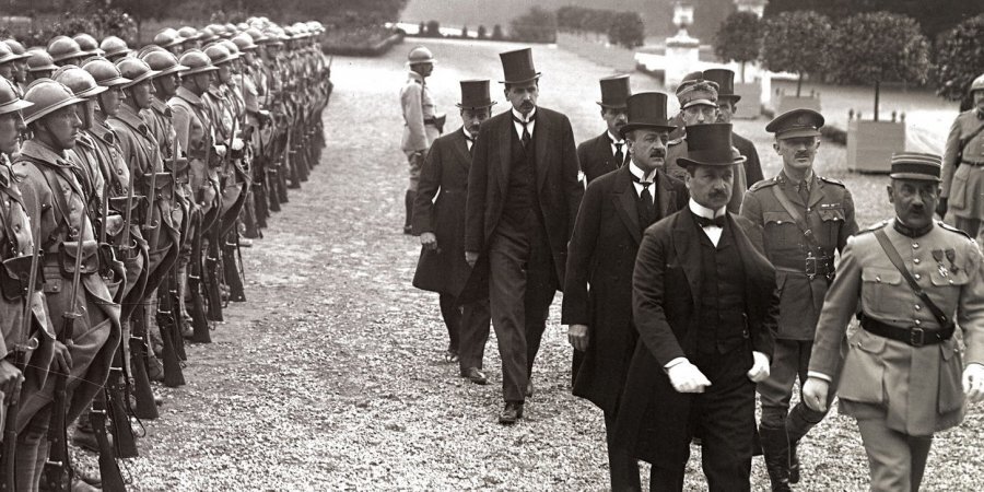 Угорська делегація прибуває в Тріанонський палац для підписання миру, 4 червня 1920 року (Фото:Agence Rol)