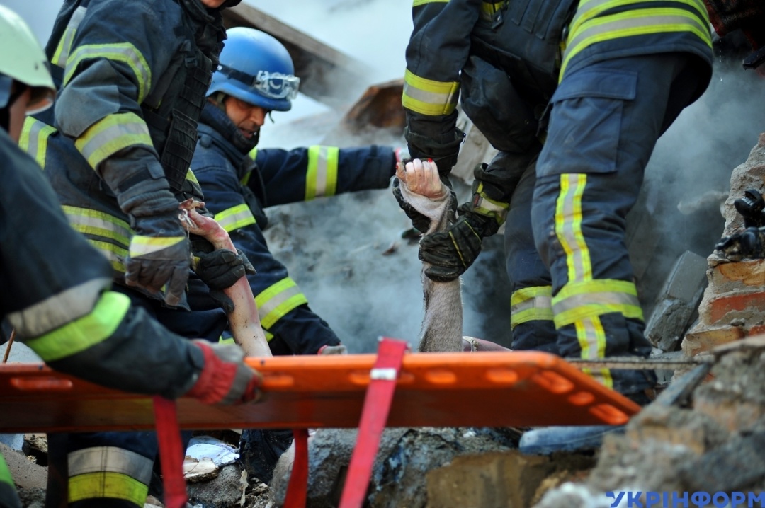Rettungskräfte bergen die Leiche einer Frau aus dem von Russen zerstörten Haus in Saporischschja. Foto: Albert Koschelew