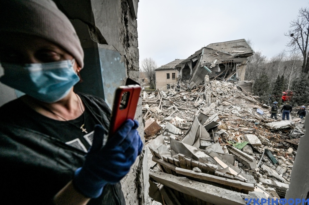 Une femme sur fond des ruines de la maternité de l'hôpital multidisciplinaire de Vilnyansk. Un bébé de deux jours est mort ici à la suite d'un bombardement par l'armée russe. Photo: Dmytro Smolenko