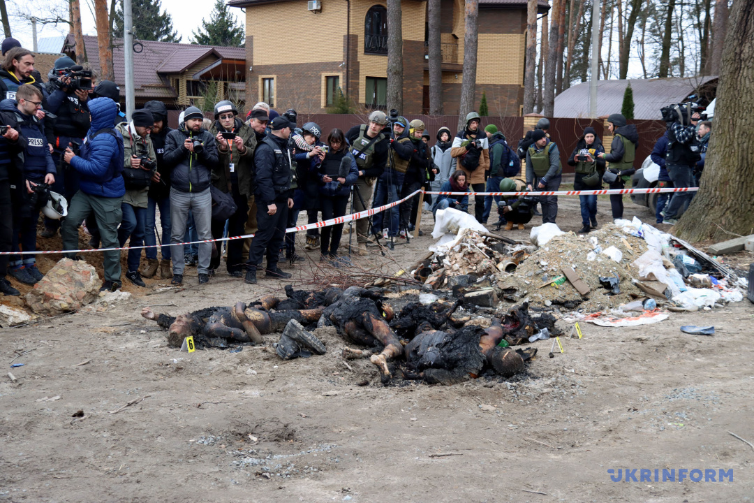 Des corps de civils brûlés par l'armée russe dans la rue à Boutcha après la désoccupation de la ville. Photo: Anatoly Sirik