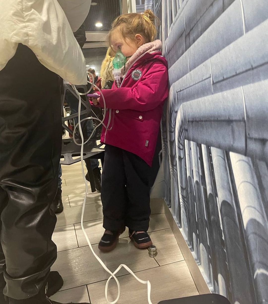 A Kyiv, une petite fille a été amenée dans une station-service afin de brancher au réseau électrique l'inhalateur nécessaire à sa vie. Photo : @natasha_marinuk/instagram