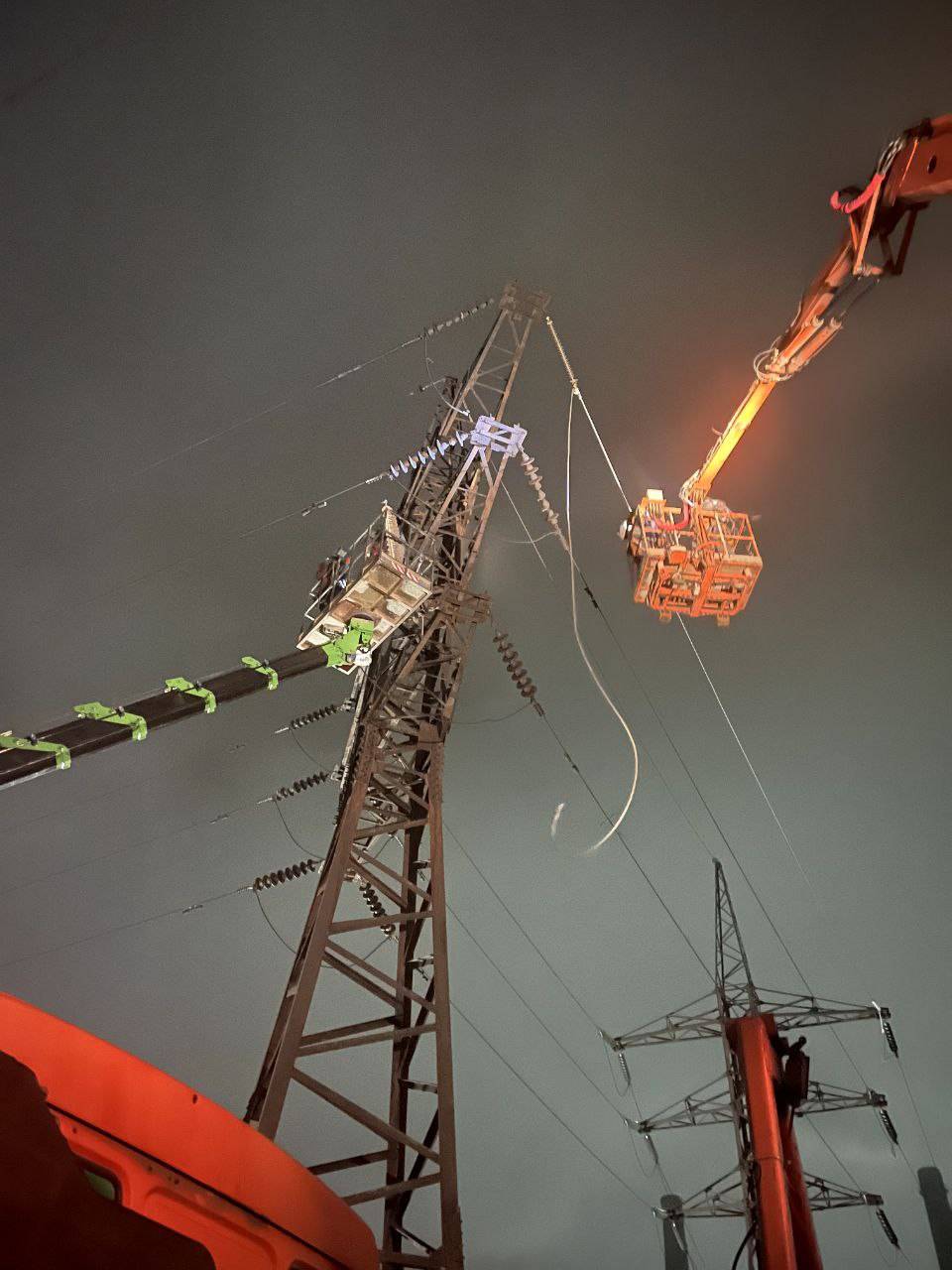 Les ingénieurs électriques de DTEK, ainsi que tous les services de secours, continuent d'éliminer les conséquences des attaques contre les installations énergétiques, que la Russie a infligées le 23 novembre. Photo: Réseaux électriques DTEK Kyiv