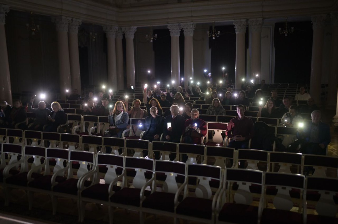 Концерт з ліхтарями за відсутністю електроенергії в Колонному залі імені М.В. Лисенка Національної філармонії України сьогодні 23 листопада.
