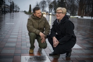 У Києві на Алеї сміливості відкрили табличку з ім’ям прем’єрки Литви Шимоніте