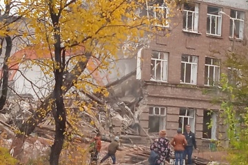 Invasoren demontieren Schule in Mariupol