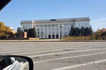 被占領下ヘルソン市の偽「行政府」庁舎からロシア国旗が外される