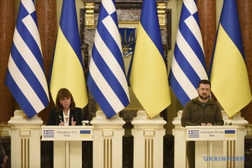 Volodymyr Zelensky et Katerina Sakellaropoulou ont discuté des moyens de renforcer les relations bilatérales gréco-ukrainiennes