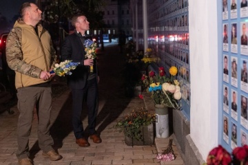 Yermak y Sullivan depositan flores en el Muro del Recuerdo de los Caídos por Ucrania