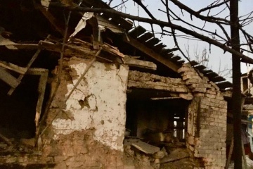 Gegnerisches Geschoss trifft ein Wohnhaus im Rayon Nikopolskyj, ein Mensch getötet