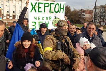 Ukraine : Les habitants de Kherson se rassemblent sur la place de la Liberté pour fêter la libération de la ville 