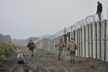 Schützengräben und Beton: Befestigungsanlagen an Grenze zu Belarus ausgebaut