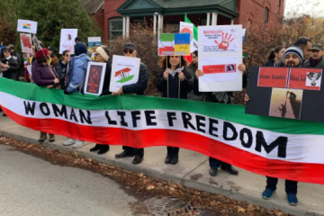 Las comunidades ucraniana e iraní celebran una manifestación frente a la Embajada de Rusia en Canadá