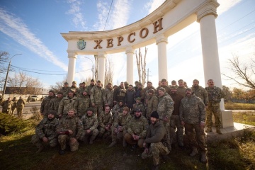 Zelensky se reúne con los militares y participa en la ceremonia de izada de la bandera en Jersón