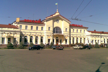 解放されたウクライナ南部ヘルソンにキーウからの最初の電車が到着