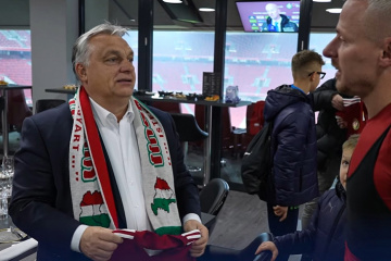 オルバーン・ハンガリー首相、隣国領土を含めた「大ハンガリー地図」のスカーフ使用　ウクライナ外務省コメント