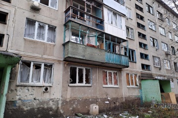 Tschasiw Jar und Torezk in Region Donezk befeuert, zwei Menschen verwundet