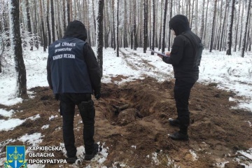 Leichen der zwei von Russen erschossenen Männer in Region Charkiw exhumiert