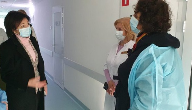 Посол Британії відвідала київську лікарню, щоб побачити її роботу після ракетних атак рф