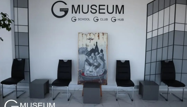 На Хмельниччині на виставці однієї картини експонують роботу «путін капут!»