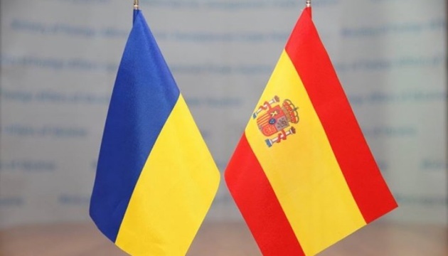 España entrega 30 ambulancias y grupos electrógenos a Ucrania