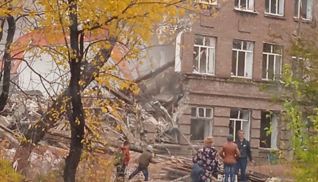 Invasoren demontieren Schule in Mariupol