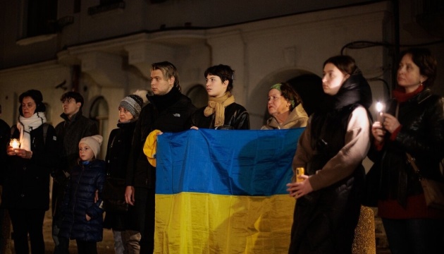 У Вільнюсі вшанували загиблих через агресію рф українців, запаливши десятки свічок