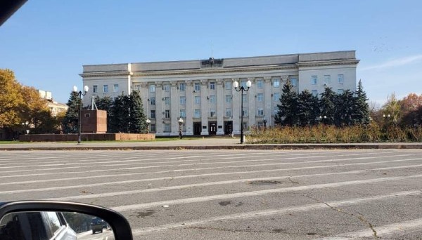 被占領下ヘルソン市の偽「行政府」庁舎からロシア国旗が外される