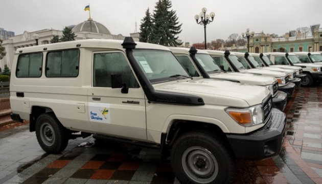 Україна отримала 21 евакуаційний позашляховик для медиків