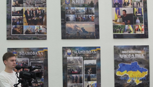 У Києві відкрили фотовиставку, присвячену українським містам-героям