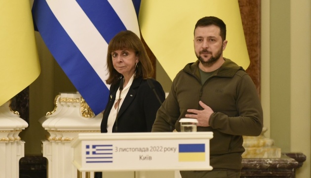 Zelensky se reúne con la presidenta de Grecia para hablar sobre defensa y economía