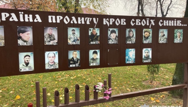 В Умані пошкодили меморіальну дошку захисникам України
