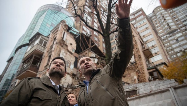 Кличко показав міністру юстиції Німеччини наслідки російських обстрілів у центрі Києва