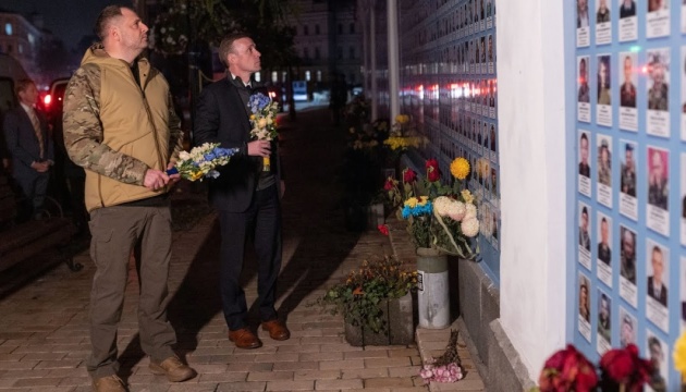 Yermak, Sullivan lay flowers at Wall of Remembrance of the Fallen for Ukraine