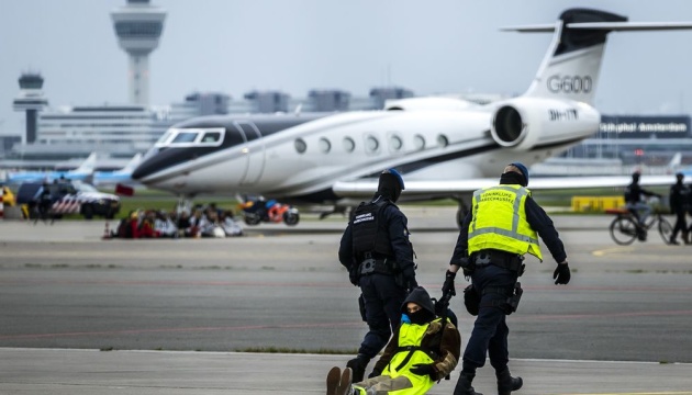У Нідерландах поліція розігнала акцію екоактивістів в аеропорту - понад 200 затриманих