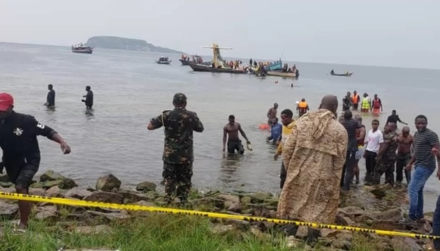 У Танзанії пасажирський літак впав в озеро Вікторія