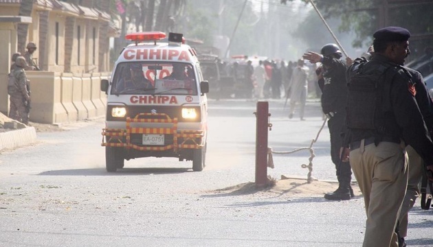 У Пакистані банда напала на поліцейський табір, семеро копів загинули