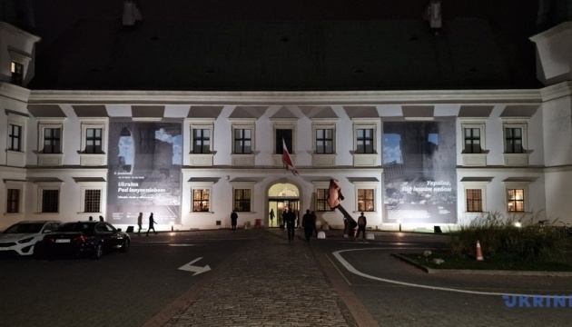W Warszawie otwarto wystawę sztuki ukraińskiej czasów wojny

