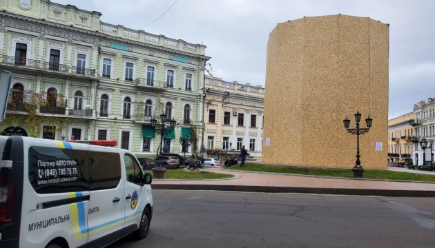 Влада Одеси заховала пам'ятник Катерині II за семиметровим парканом