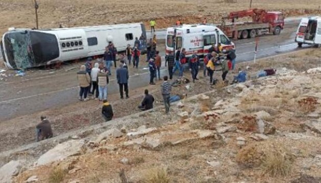 У Туреччині в ДТП потрапив автобус із мігрантами, є загиблі й поранені