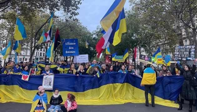 Українці в Парижі закликали допомогти Україні зброєю та бойкотувати рф