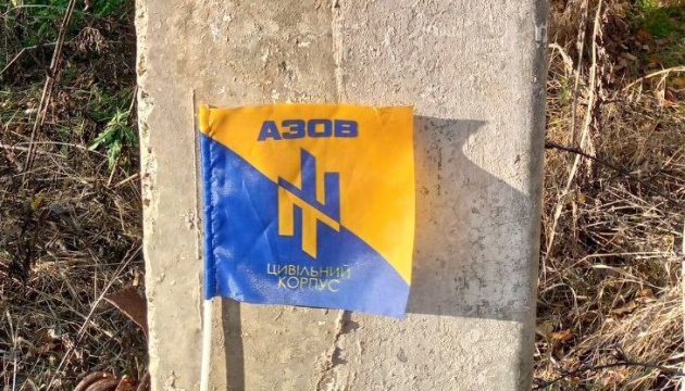 У Маріуполі на стовпах з'явилися прапорці із символікою полку «Азов»
