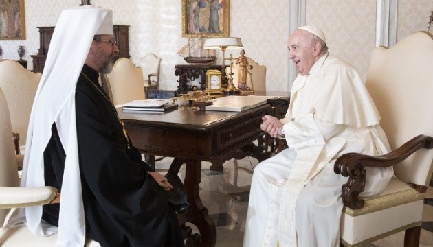 Глава УГКЦ подарував Папі Франциску уламок російської міни з храму